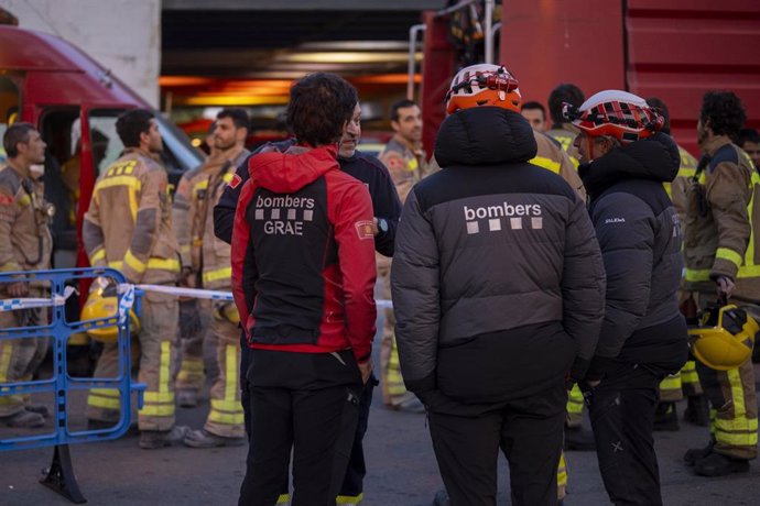 Archivo - Varios bomberos de la Generalitat de Catalunya