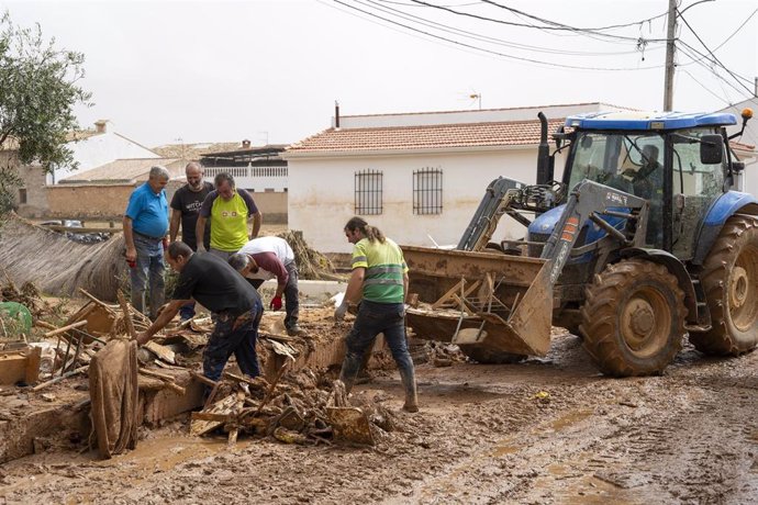 Archivo - Varias personas recogen objetos de una vivienda inundada, a 4 de septiembre de 2023, en Buenache de Alarcón, Cuenca, Castilla La-Mancha (España). 