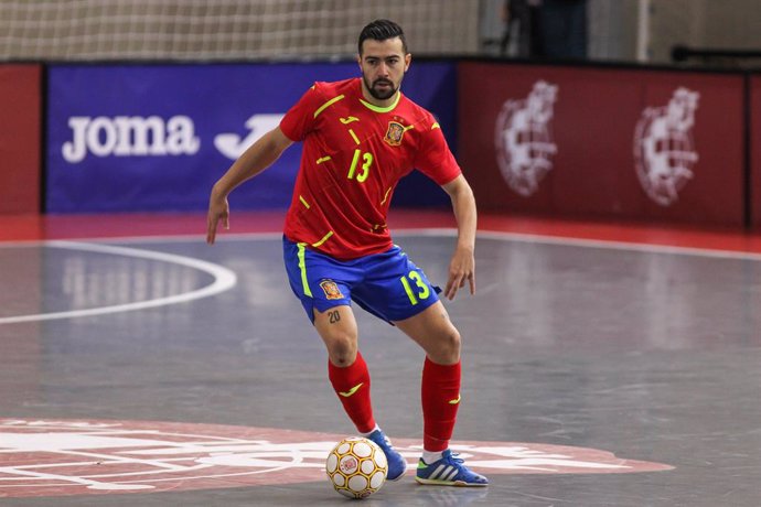 Archivo - Javier Garcia Moreno "Chino" of Spain controls the ball during Eurocup qualification futsal match played between Spain and Latvia at Ciudad del Futbol on December 08, 2020 in Las Rozas, Madrid, Spain.