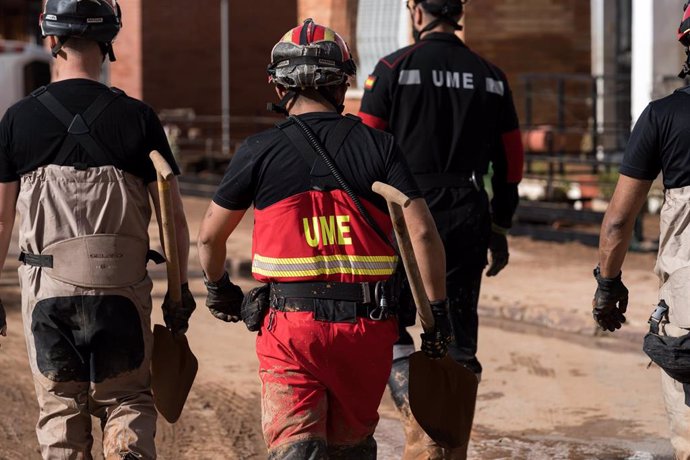 Un agente de la UME, a 30 de octubre de 2024, en Utiel, Valencia, Comunidad Valenciana (España). La Comunitat Valenciana ha registrado la gota fría "más adversa" del siglo en la región.