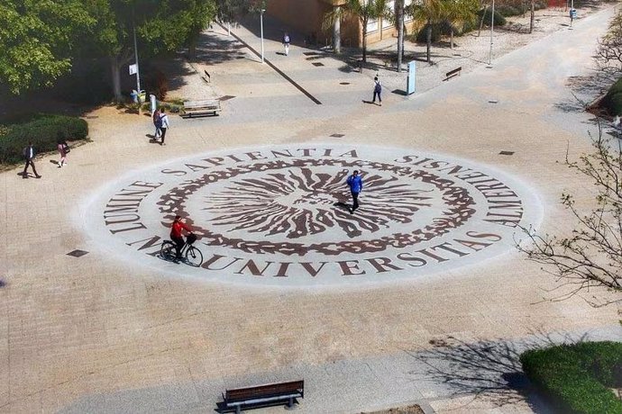 Imagen del escudo de la UAL en el pasillo central del campus.