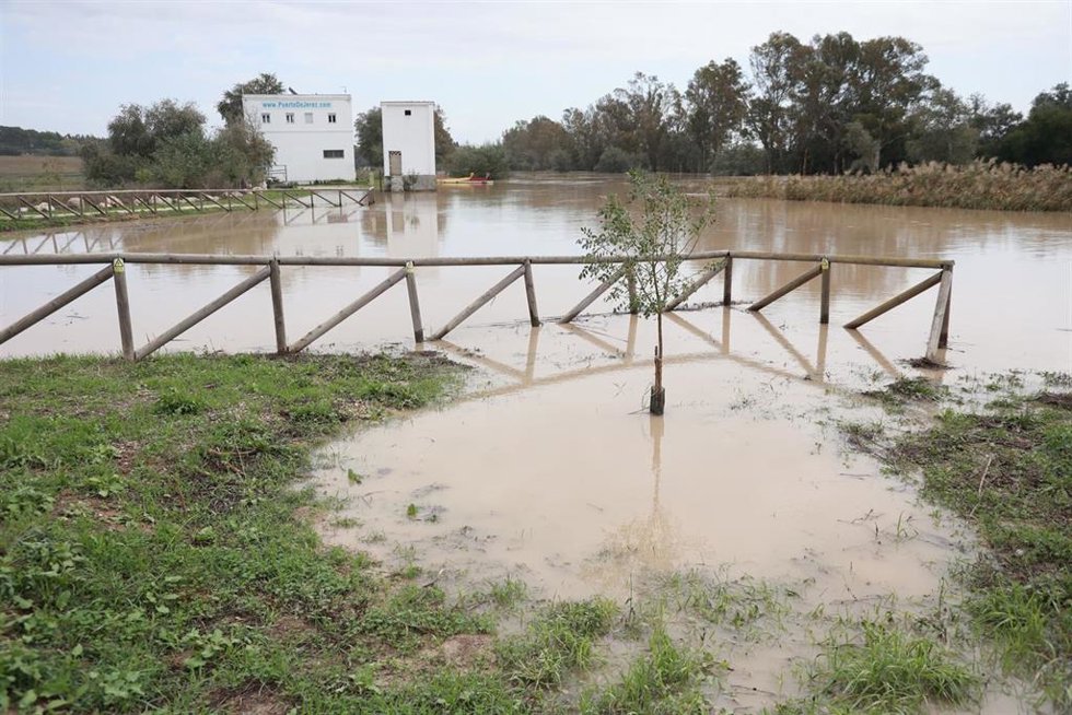 Crecida del río Guadalete a su paso por el puente de la Cartuja. A 1 de noviembre de 2024, en Jerez de la Frontera, Cádiz (Andalucía, España). Una veintena de carreteras siguen afectadas en la provincia de Cádiz por el temporal de los últimos días, al t