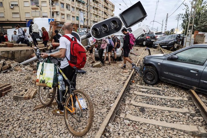 Varias personas ayudan en las labores de limpieza en Sedaví, a 31 de octubre de 2024, en Valencia, Comunidad Valenciana (España). 