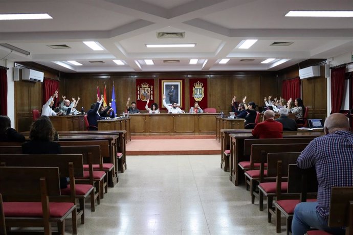 Pleno del Ayuntamiento de Azuqueca que pide a Gobierno central paralizardel Centro de Acogida de Protección Internacional.