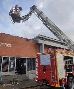 Bomberos del Consorcio atienden una de las incidencias del paso de la DANA por Huelva.