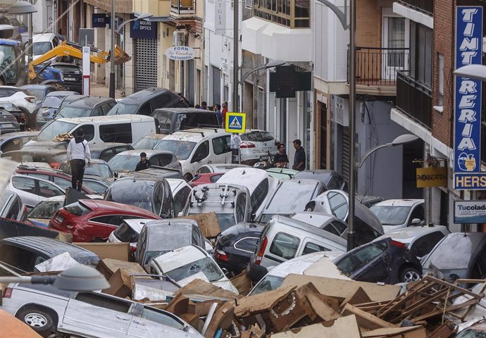 Decenas de coches amontonados, a 31 de octubre de 2024, en Sedaví, Valencia, Comunidad Valenciana (España). 