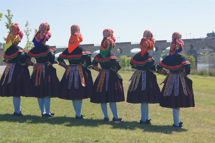 Mujeres posan con la gorra de Montehermoso