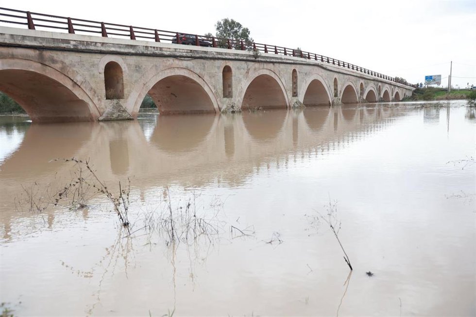 Crecida del río Guadalete a su paso por el puente de la Cartuja. A 1 de noviembre de 2024, en Jerez de la Frontera, Cádiz (Andalucía, España). Una veintena de carreteras siguen afectadas en la provincia de Cádiz por el temporal de los últimos días, al t