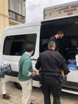 Primer cargamento de productos recogidos por alumnos de la Facultad de Derecho