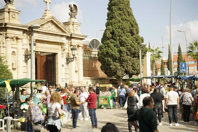 Afluencia de almerienses en un cementerio de la capital en el día de Todos los Santos.