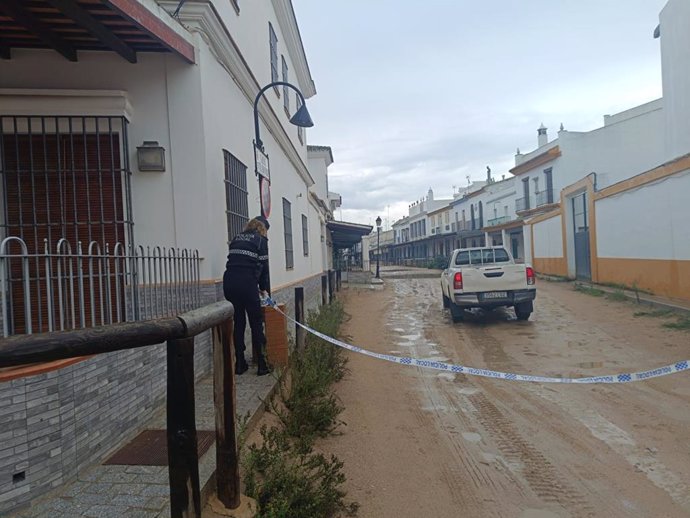 Una de las calles cortadas en El Rocío, en Almonte (Huelva), tras el paso del temporal con aviso rojo.