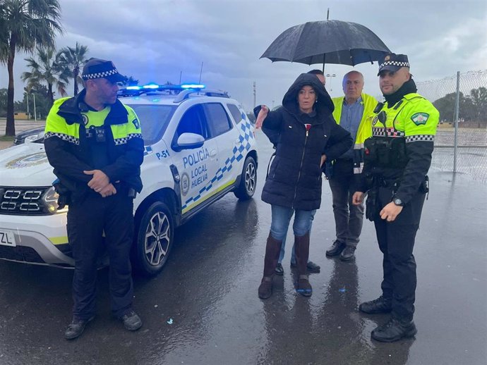 La alcaldesa de Huelva, Pilar Miranda, con los servicios de emergencias por el temporal en la capital.