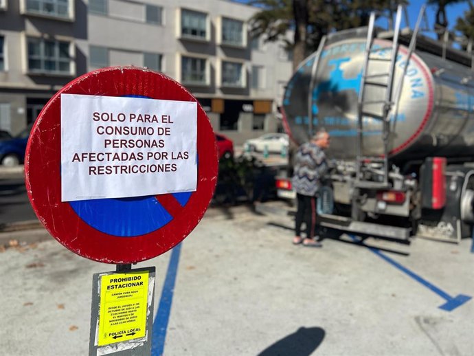 Punto de suministro de agua en Santa Úrsula ante las restricciones ocasionadas por una bacteria