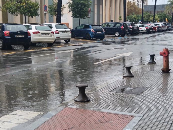 Calle de Huelva capital tras desactivarse el aviso rojo por lluvias en la provincia.