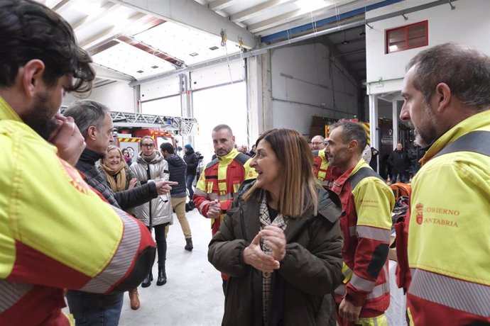 La presidenta cántabra y la consejera de Presidencia con efectivos de emergencias