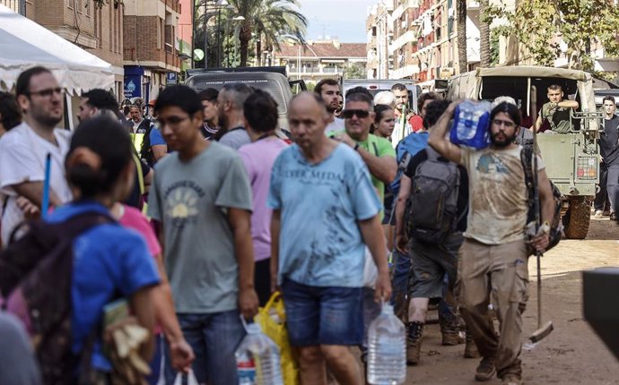 Varias personas limpian los estragos ocasionados por la DANA