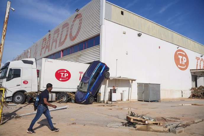 Vehículos en el polígono de Riba-roja tras el paso de la DANA