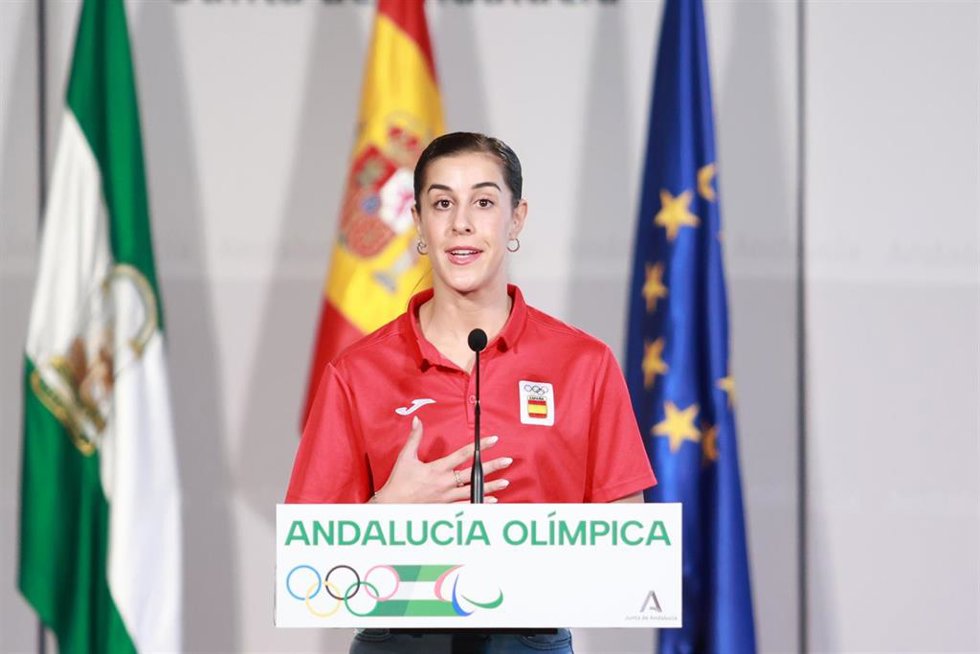 La deportista olímpica Carolina Marín interviene durante el acto de homenaje a los deportistas andaluces en París 2024. A 19 de octubre de 2024, en Sevilla (Andalucía, España). El presidente de la Junta de Andalucía, Juanma Moreno, ha presidido en el Pa