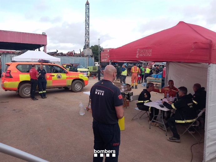 El jefe de la expedición de Bombers en el centro de mando del Consorcio de Bomberos de València en Faitanar