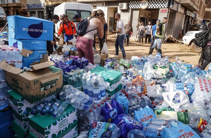 Varias personas organizan los donativos que varias personas han hecho para los afectados por la DANA, a 1 de noviembre de 2024, en Paiporta, Valencia