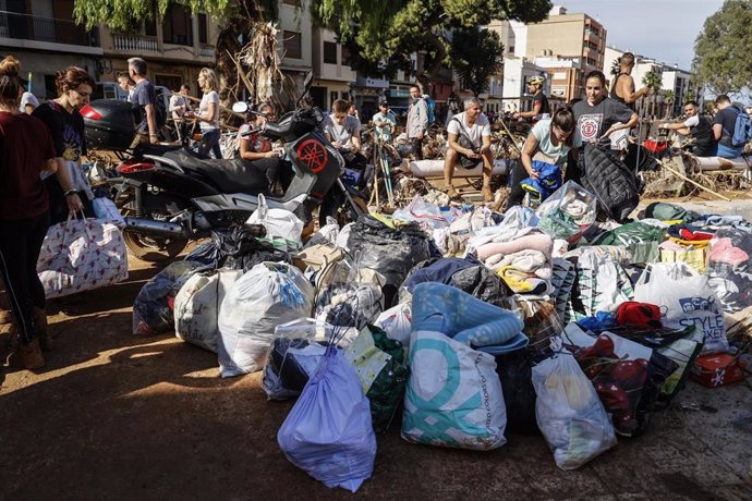 Varias personas limpian los estragos ocasionados por la DANA este viernes en Paiporta