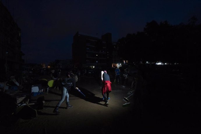 Varias personas limpian los estragos ocasionados por la DANA