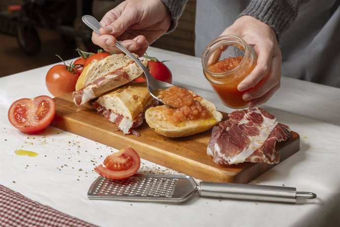 Archivo - Bocadillo de jamón serrano con tomate.