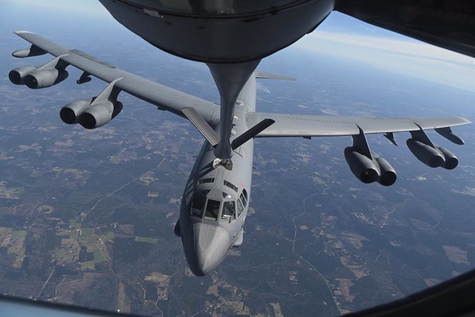 Archivo - January 30, 2024, La, United States: A U.S. Air Force B-52 Stratofortress strategic bomber aircraft from the 11th Bomb Squadron, refuels from a KC-135 Stratotanker aircraft after refueling, January 30, 2024 over the Southern United States.