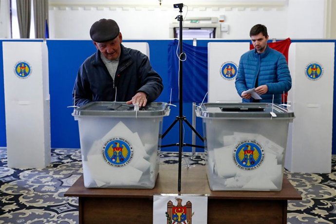 BUCHAREST, Oct. 20, 2024  -- Moldovan citizens living in Romania cast their votes at a polling station in Bucharest, Romania, Oct. 20, 2024. Moldovan voters went to the polls Sunday for the country's presidential election and a referendum on joining the