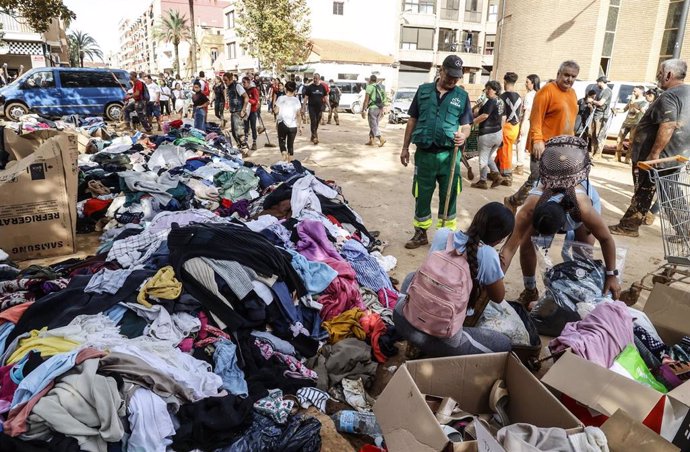 Varias personas organizan los donativos que varias personas han hecho para los afectados por la DANA