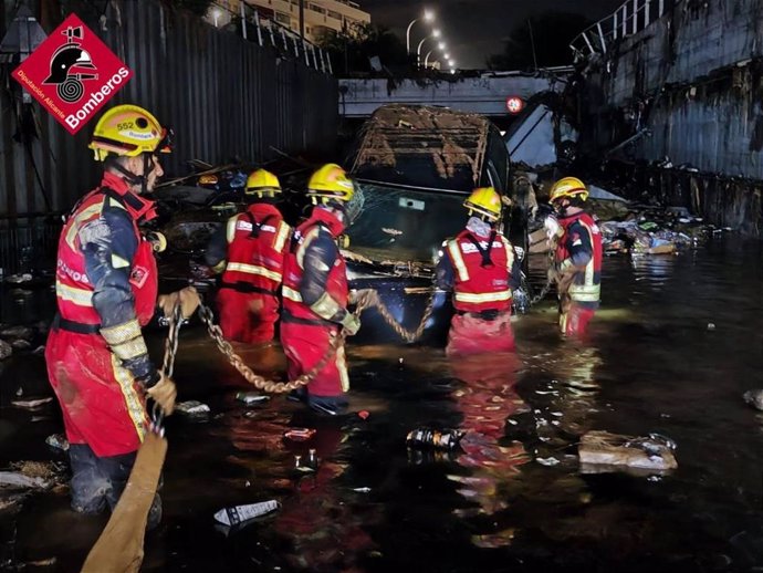 Bomberos de Alicante trabajan en el achique de agua y revisión de vehículos sumergidos en Aldaia (Valencia)