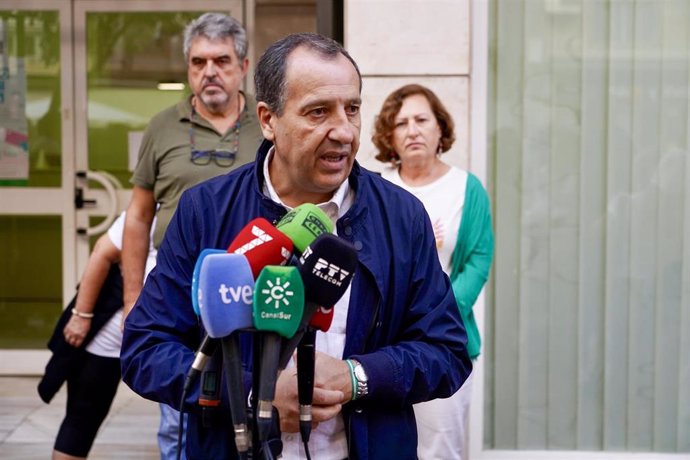 El portavoz de Inclusión Social, Juventud, Familias e Igualdad del PSOE-A en el Parlamento andaluz, José Luis Ruiz Espejo, atiende a los medios en la marcha por el "abandono" de la Dependencia en Andalucía. (Foto de archivo).