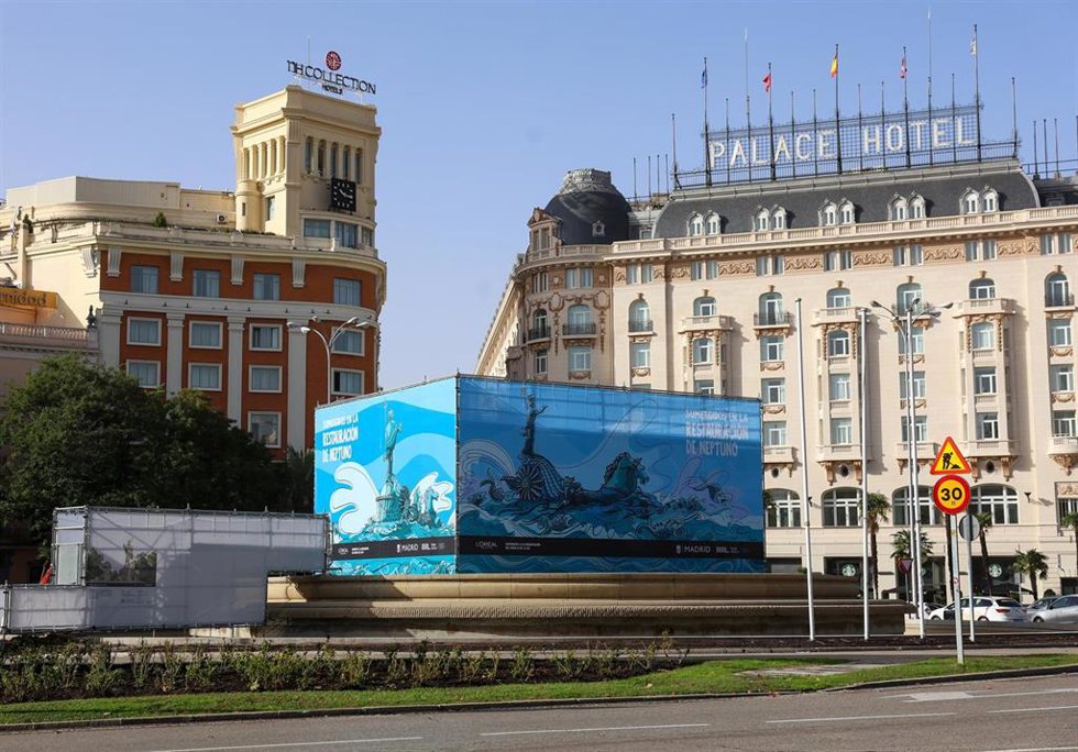 Una lona cubre la Fuente de Neptuno