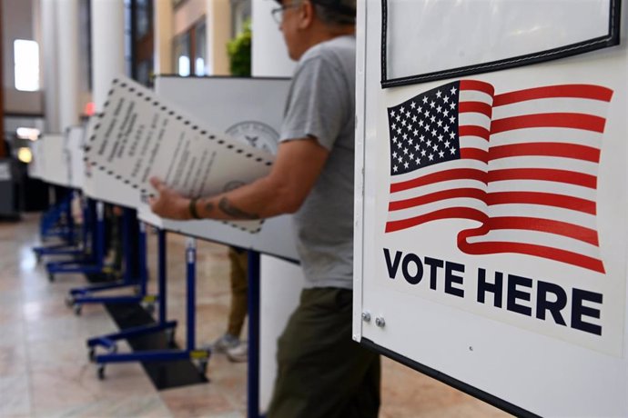 26 October 2024, US, New York: Voters cast their ballots at an early voting location for the 2024 US presidential election between Donald Trump and Kamala Harris. Photo: Andrea Renault/ZUMA Press Wire/dpa