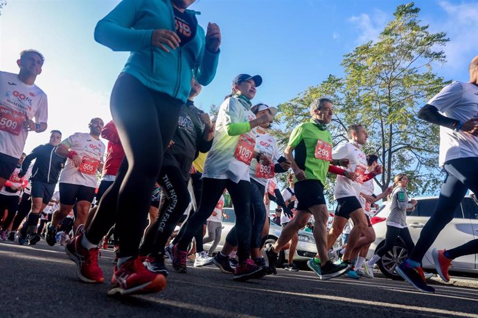 Archivo - Varias personas participan en la VI carrera solidaria GO fit Vallehermoso x World Vision, a 5 de noviembre de 2023, en Madrid (España). 