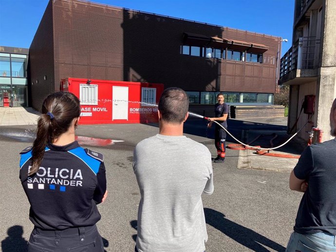 Policías de Santander participanen una acción formativa de Bomberos municipales