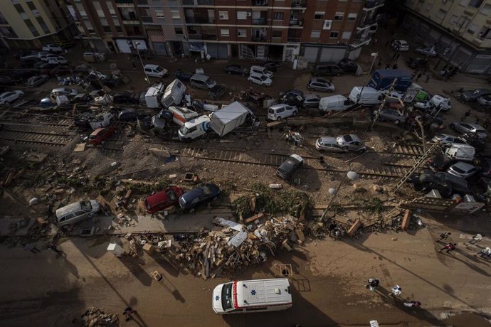 Áreas del paso a nivel entre Alfafar y Sedavi afectadas por la DANA, a 1 de noviembre de 2024, en Valencia, Comunidad Valenciana (España).