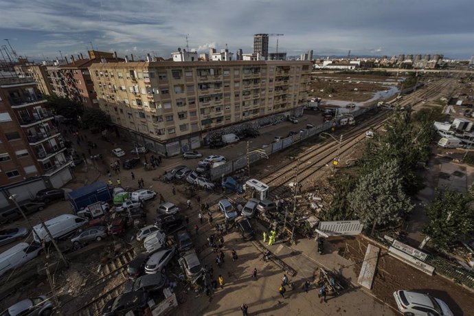 Áreas del paso a nivel entre Alfafar y Sedavi afectadas por la DANA, a 1 de noviembre de 2024, en Valencia, Comunidad Valenciana (España)