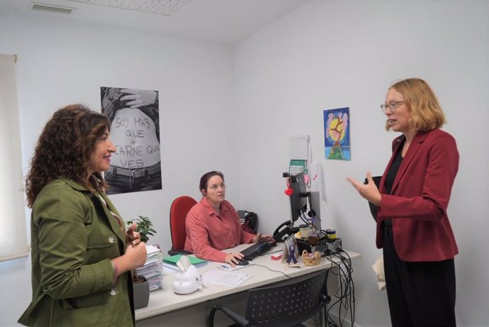 La directora general de Mujer y Prevención de la Violencia de Género, Ana Belén Martínez, junto con la vicecónsul, Sara Munsterhjelm, durante su visita al Centro de Atención Integral a Víctimas de Violencia Sexual de la Región de Murcia (CAIVAX)