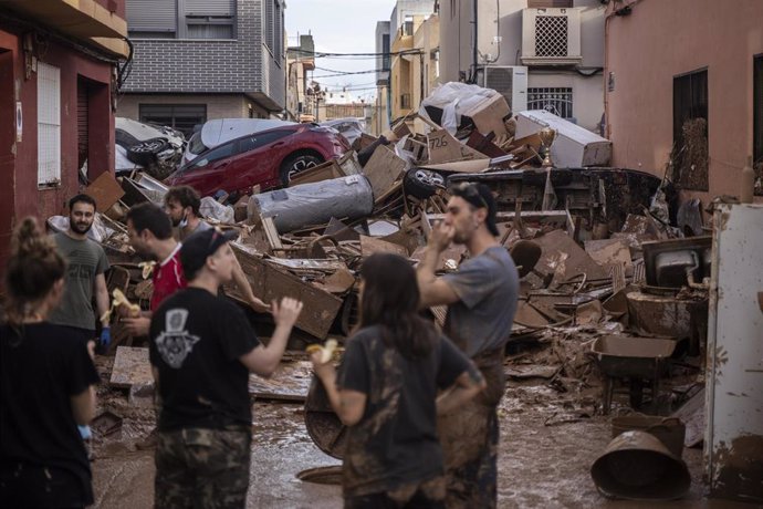 Varias personas limpian los estragos ocasionados por la DANA, a 1 de noviembre de 2024, en Sedavi, Valencia, Comunidad Valenciana (España).