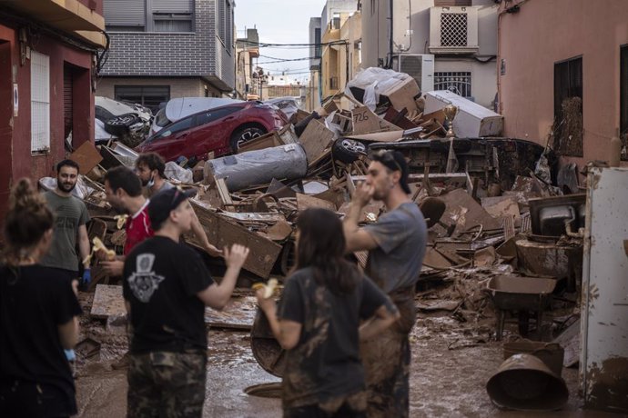 Varias personas limpian los estragos ocasionados por la DANA, a 1 de noviembre de 2024, en Sedavi, Valencia, Comunidad Valenciana (España). El sexto balance de fallecidos por el paso de la DANA por la provincia de Valencia deja 202 víctimas mortales. Desd