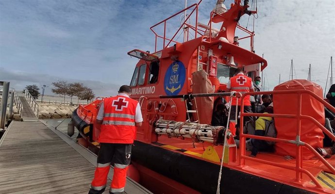 Archivo - Salvamar Suhail en el instante previo al desembarco en Puerto América de los 23 varones rescatados a 6 millas al oeste de cabo Roche (Cádiz). ARCHIVO.