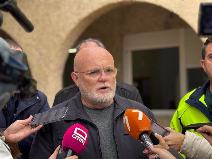 El delegado de la Junta en Albacete, Pedro Antonio Ruiz Santos, atiende a los medios desde Letur.