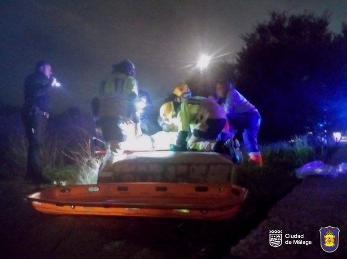 Efectivos de Bomberos intervienen para auxiliar a tres ocupantes de un vehículo accidentado en la Carretera de Coín, a la altura de una rotonda.