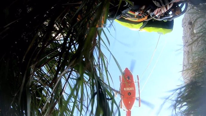 El helicóptero de Cantabria rescata a una senderista que hacía la ruta de los Ojos del Diablo en Sonabia, Castro Urdiales, y se fracturó el tobillo