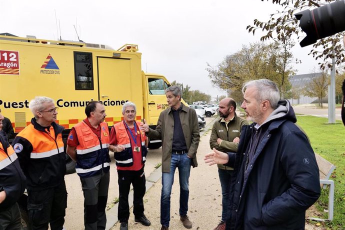 El presidente del Gobierno de Aragón, Jorge Azcón, conversa con los responsables del envío a Valencia de medios humanos y materiales para colaborar en las tareas de rescate tras los destrozos provocados por la DANA.