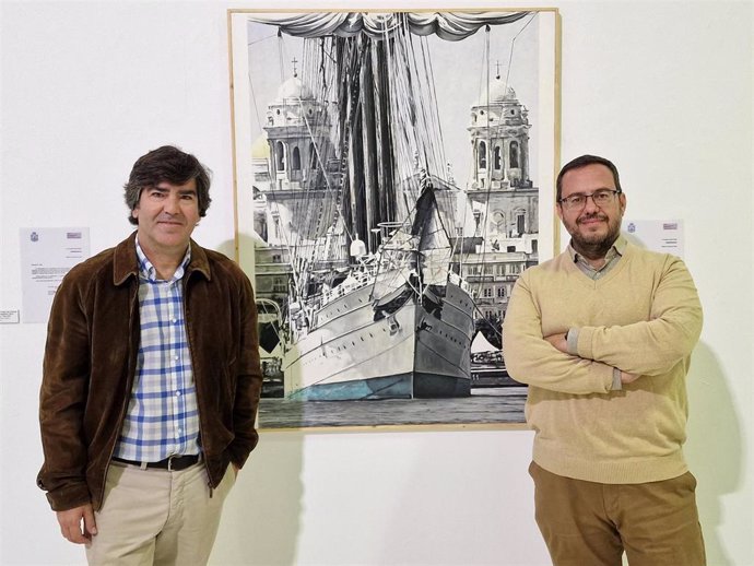 El teniente alcalde de Cultura, Enrique Iglesias, junto al artista  Fernando Lores en la inauguración de la exposición.