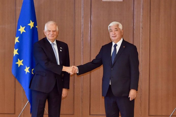 Josep Borrell y Gen Nakatani