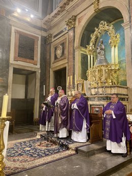 El arzobispo de Toledo, Francisco Cerro Chaves,oficia la misa de fieles difuntos en la Catedral de Toledo.