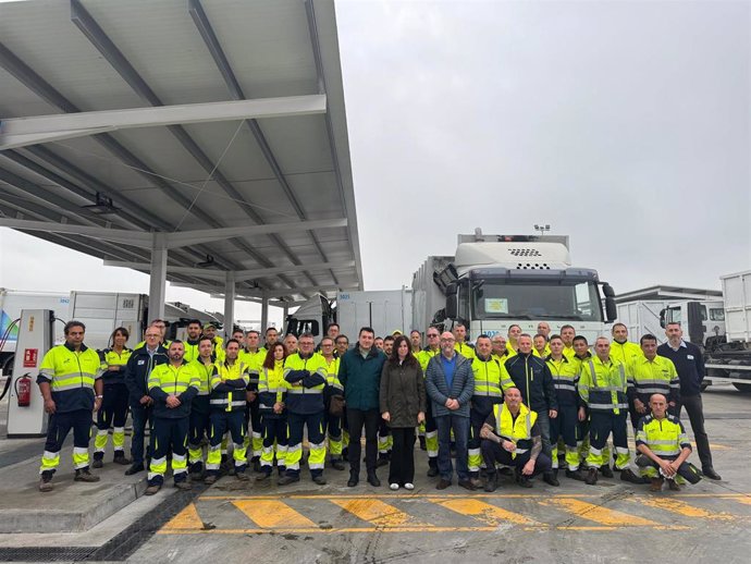 La consejera municipal de Movilidad y Medio Ambiente, Tatiana Gaudes, junto al equipo humano que se desplaza a Valencia para colaborar en las tareas de limpieza tras el paso de la DANA